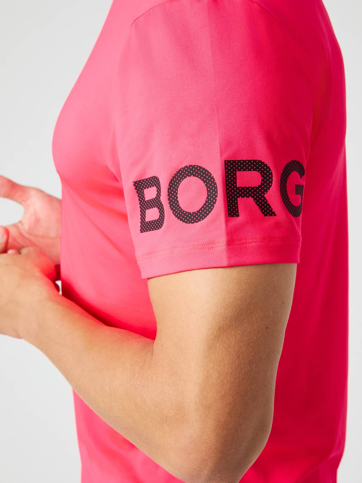 Borg T-Shirt i Diva Pink (Pink) set i nærbillede af ærmet med et sort BORG-logo til mænd og træning. - Image 6
