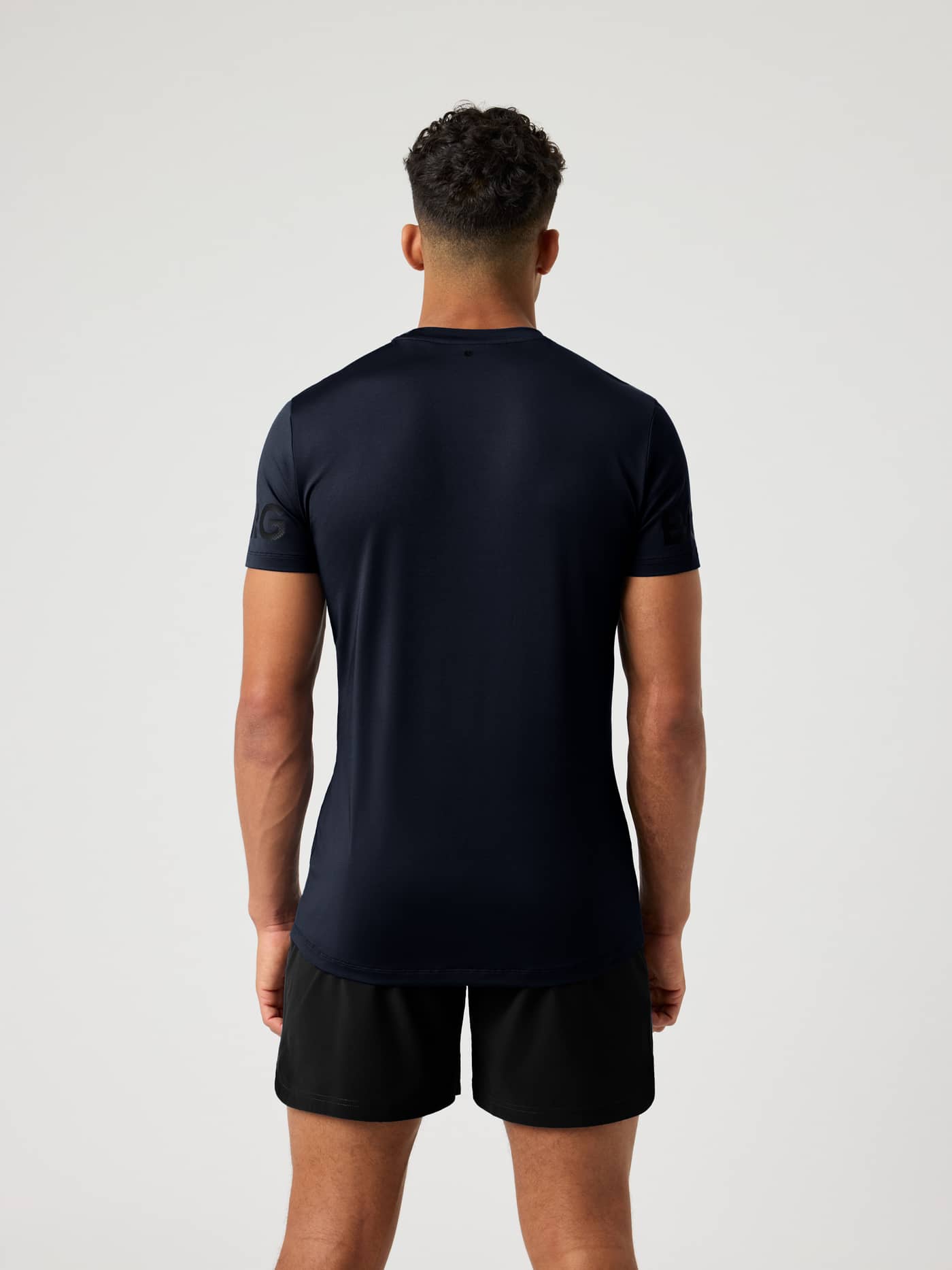 Borg T-Shirt i Night Sky Black Logo (Blå) set bagfra med en god pasform og længere ryg til træning. - Image 3