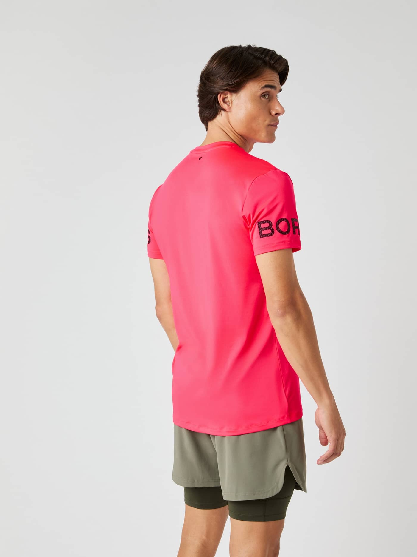 Borg T-Shirt i Diva Pink (Lyserød) set bagfra i strækbart stof med sort logo på ærmet og længere ryg til træning. - Image 3