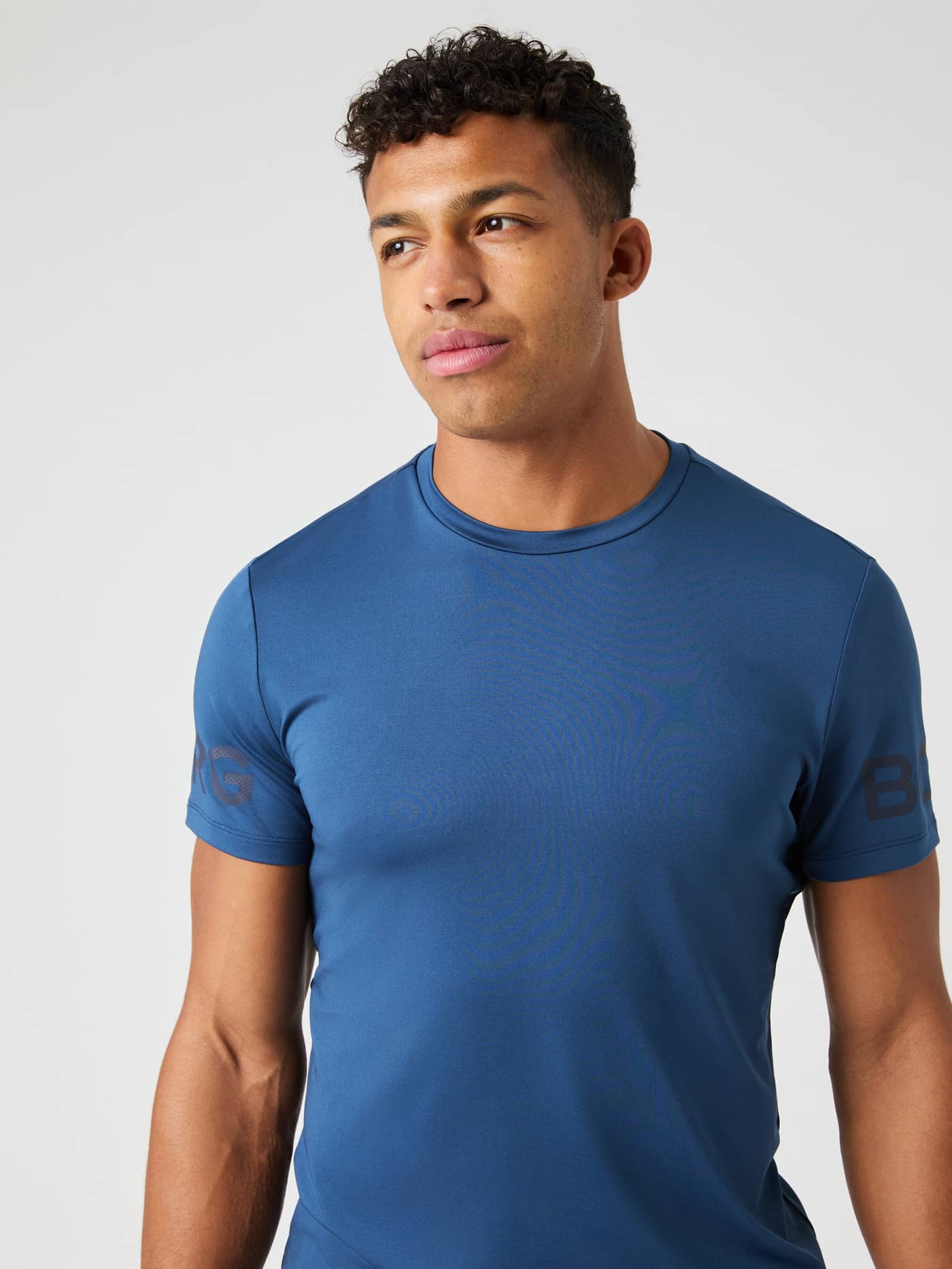 Nahaufnahme eines Models im Borg T-Shirt in Sargasso Sea (Blau) für das Training mit Fokus auf Passform und Rundhals. - Image 4