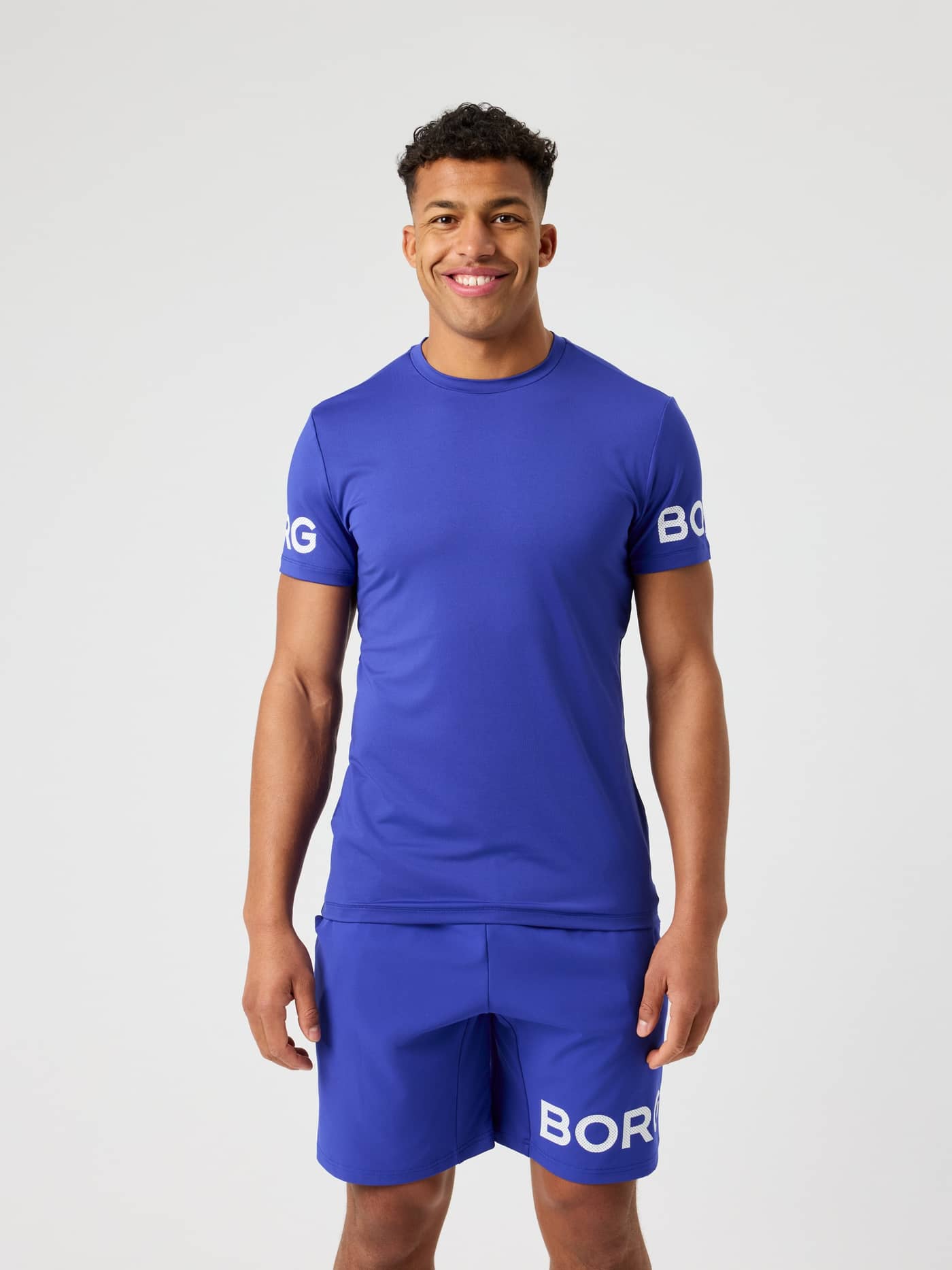 Borg T-Shirt i Clematis Blue (Blå) sett forfra med hvite logoer på ermene for funksjonell treningsytelse. - Image 2