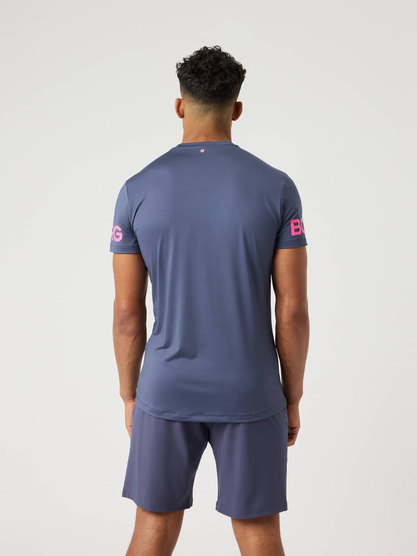 Borg T-Shirt i Odyssey Gray (Blå) set bagfra i genanvendt polyester med lyserødt logo til træning. - Image 2