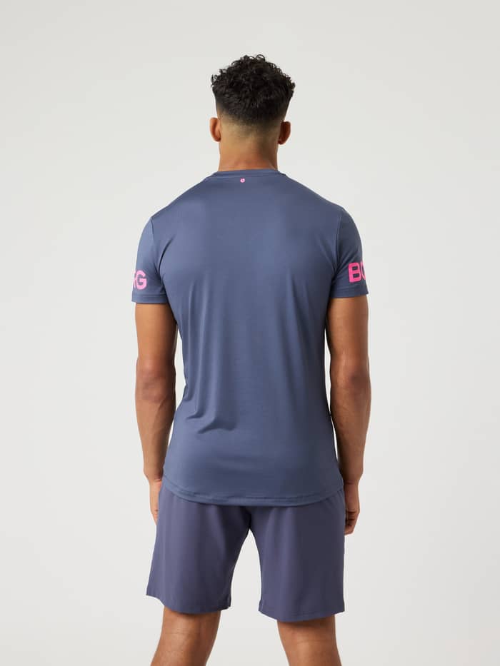 Borg T-Shirt i Odyssey Gray (Blå) set bagfra i genanvendt polyester med lyserødt logo til træning.