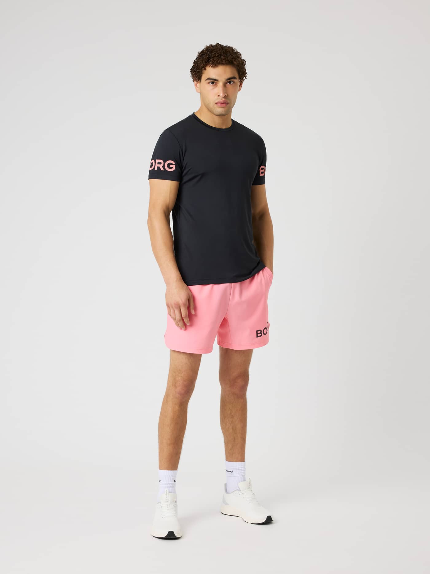Vue en pied d'un modèle en Borg T-Shirt Black Pink Logo (Noir) pour le training et le tennis. - Image 3