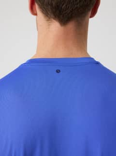 Borg T-Shirt i Amparo Blue (Blå) set bagfra i nærbillede med et mørkt tennisbold-print til træning og tennis. - Image 5