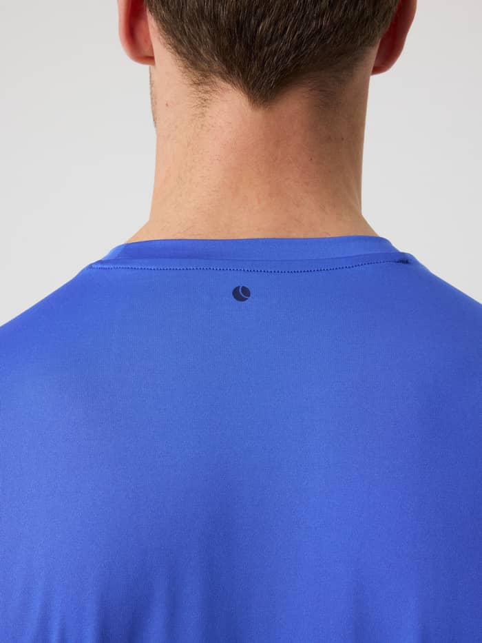 Close-up achteraanzicht van het Borg T-shirt in Amparo Blue (Blauw) met tennisbalprint voor training en tennis. - Image 5