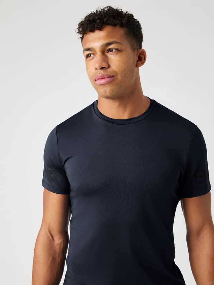 Borg T-Shirt i Night Sky Black Logo (Marineblå) set tæt på med et sort logo på ærmet til træning.