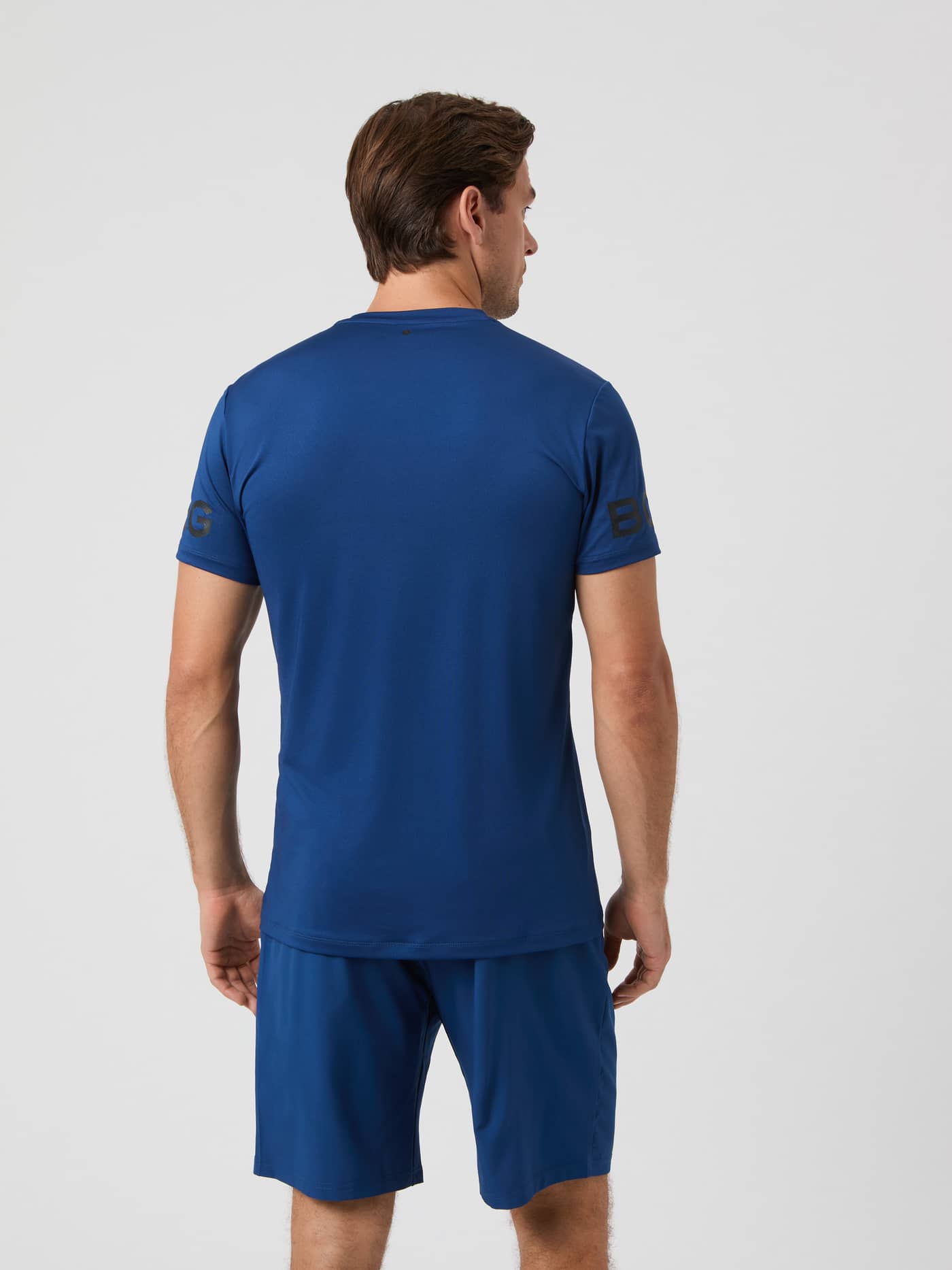 Borg T-Shirt i Estate Blue (Blå) set bagfra med en længere ryg og sort logo til træning. - Image 2