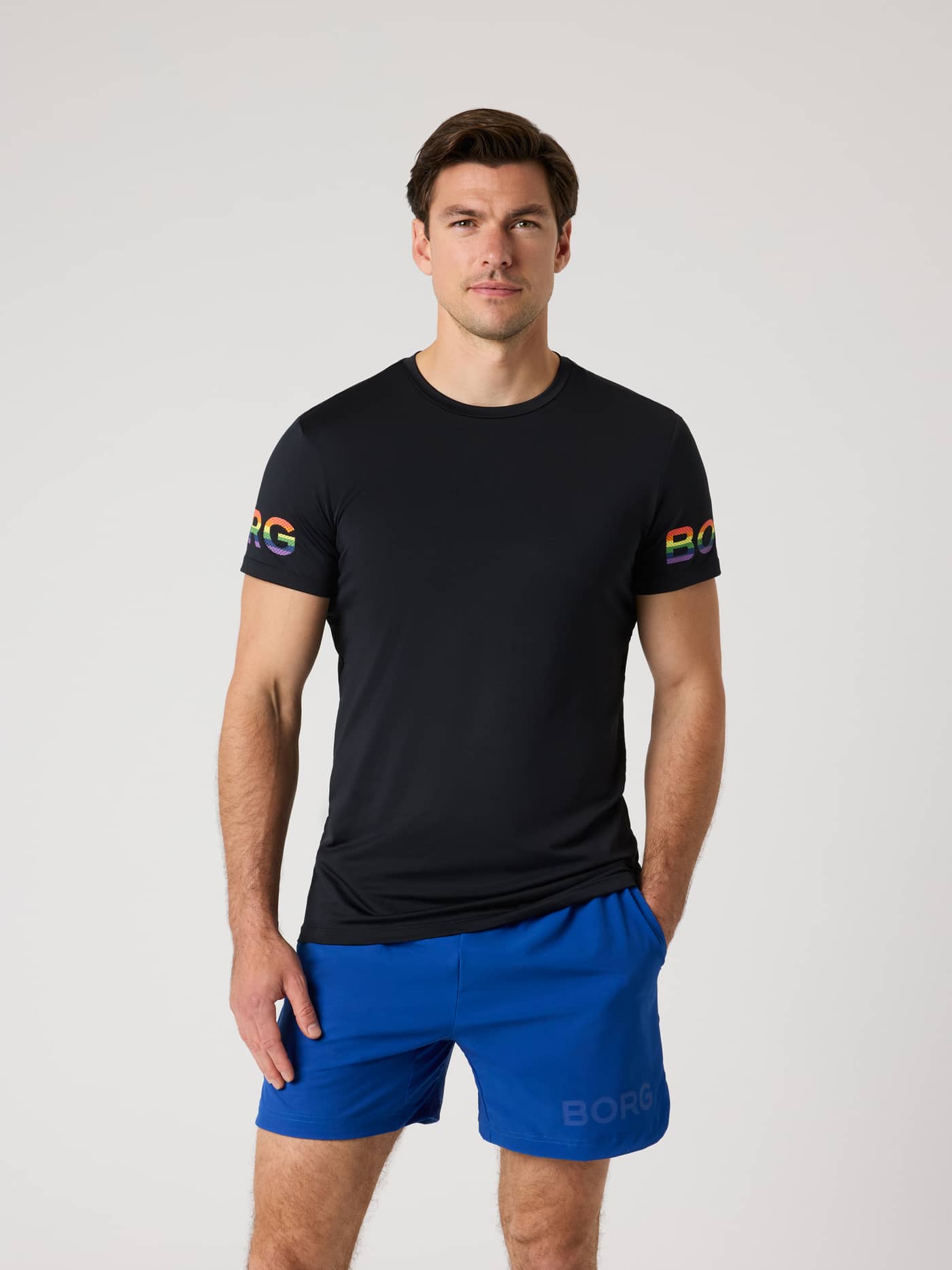Vorderansicht eines Mannes im Borg T-Shirt in Black Beauty (Schwarz) mit Regenbogen-Logos für das Training. - Image 3