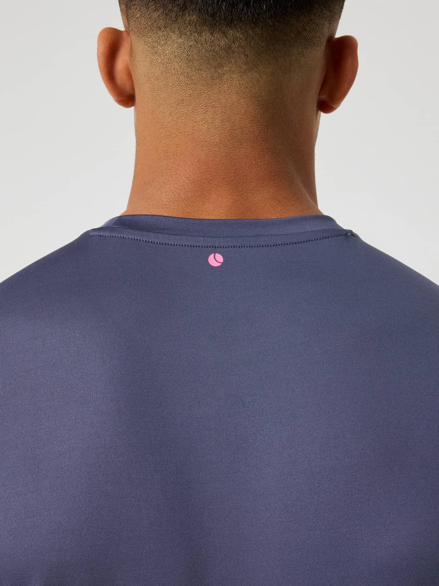 Borg T-Shirt i Odyssey Gray (Blå) set bagfra med et pink tennisbold-logo til performance og træning. - Image 4