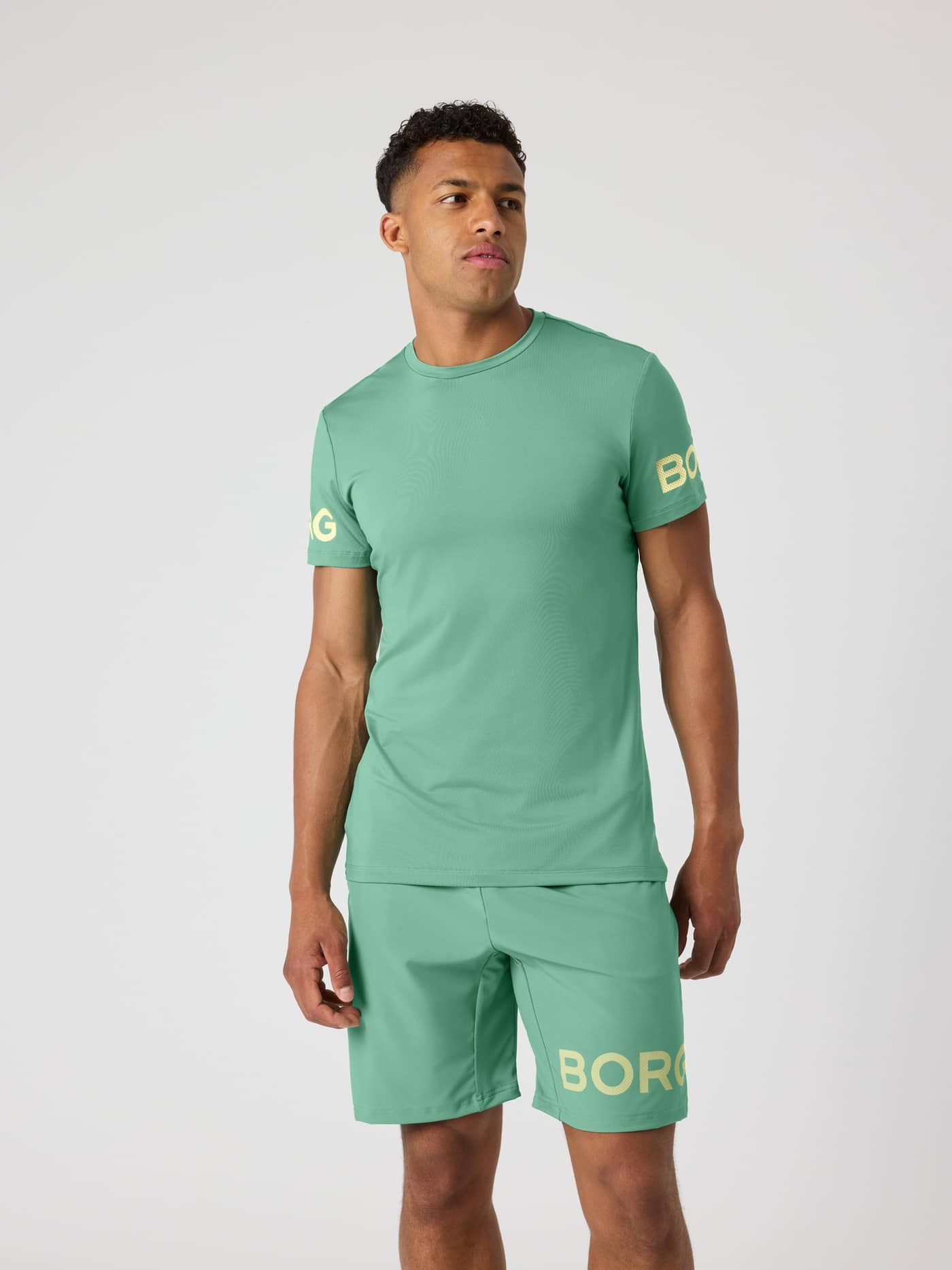 Borg T-Shirt i Malachite Green (Grøn) set forfra med lime ærmelogoer, ideel til træning og performance. - Image 2