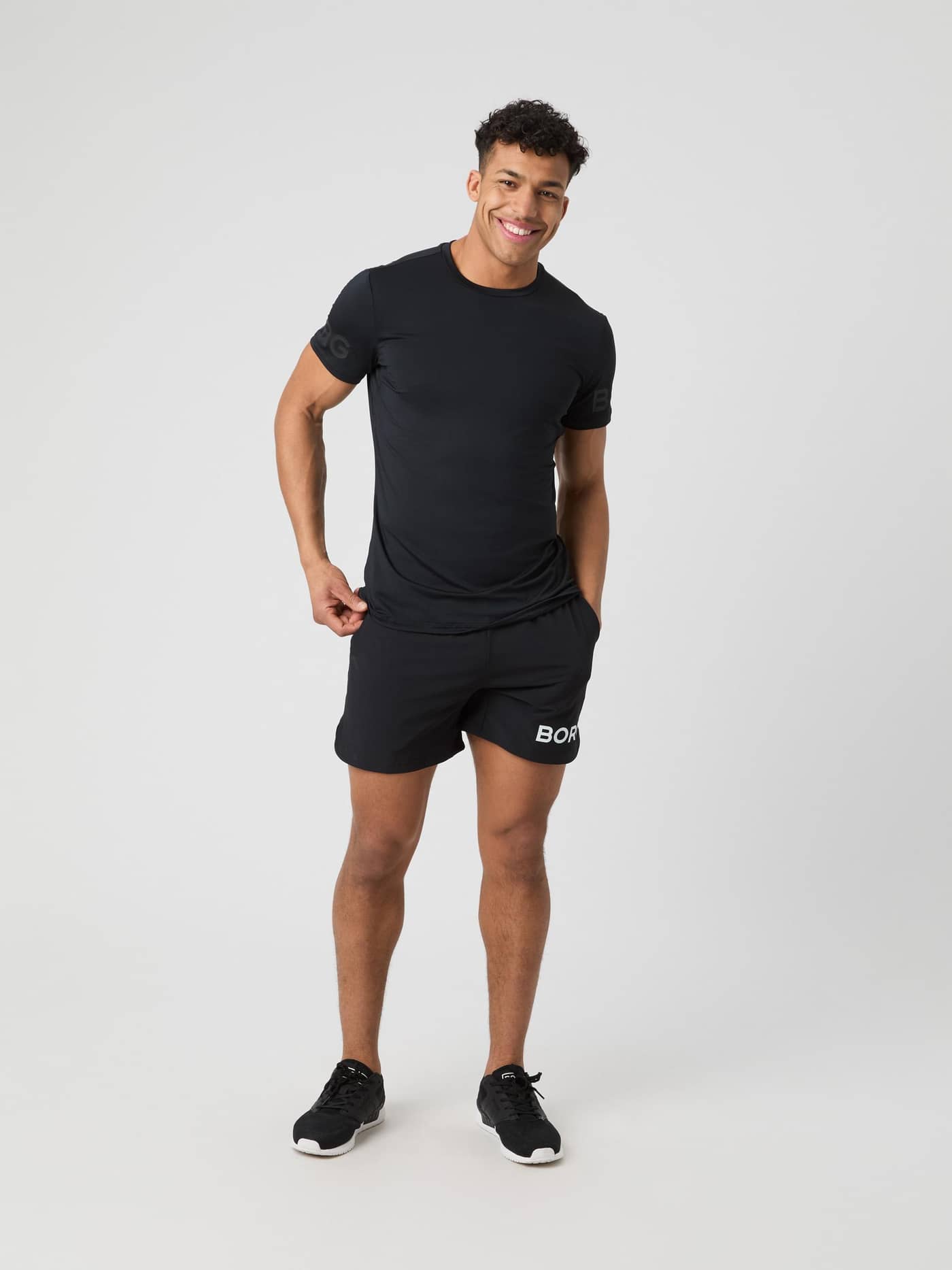 Borg T-Shirt i Black Tonal Logo (Sort) set forfra med matchende shorts, ideel til træning og løb. - Image 4