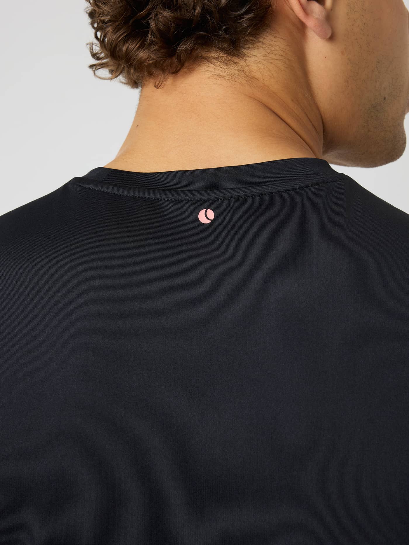 Détail de l'arrière du col du Borg T-Shirt en Black Pink Logo (Noir) avec logo tennis rose pour le training et le tennis. - Image 4