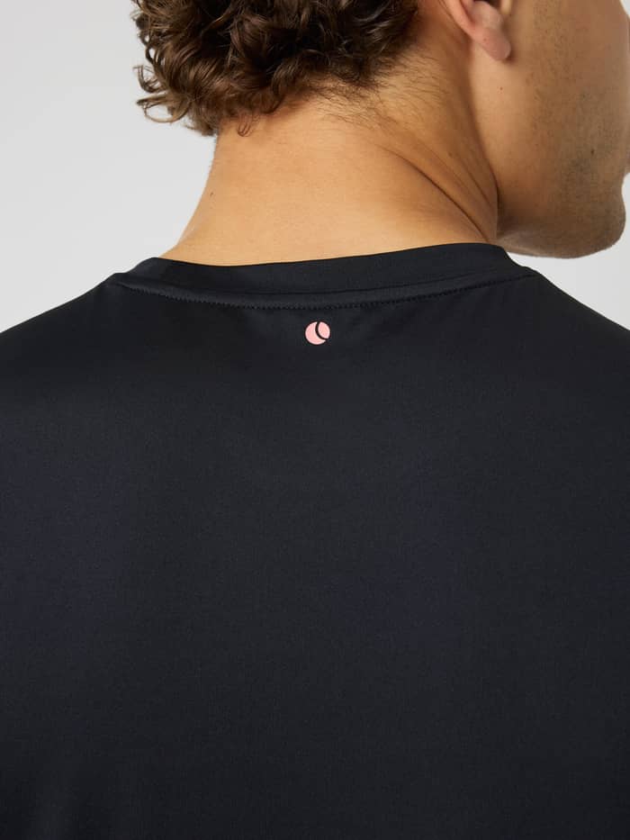 Détail de l'arrière du col du Borg T-Shirt en Black Pink Logo (Noir) avec logo tennis rose pour le training et le tennis. - Image 4