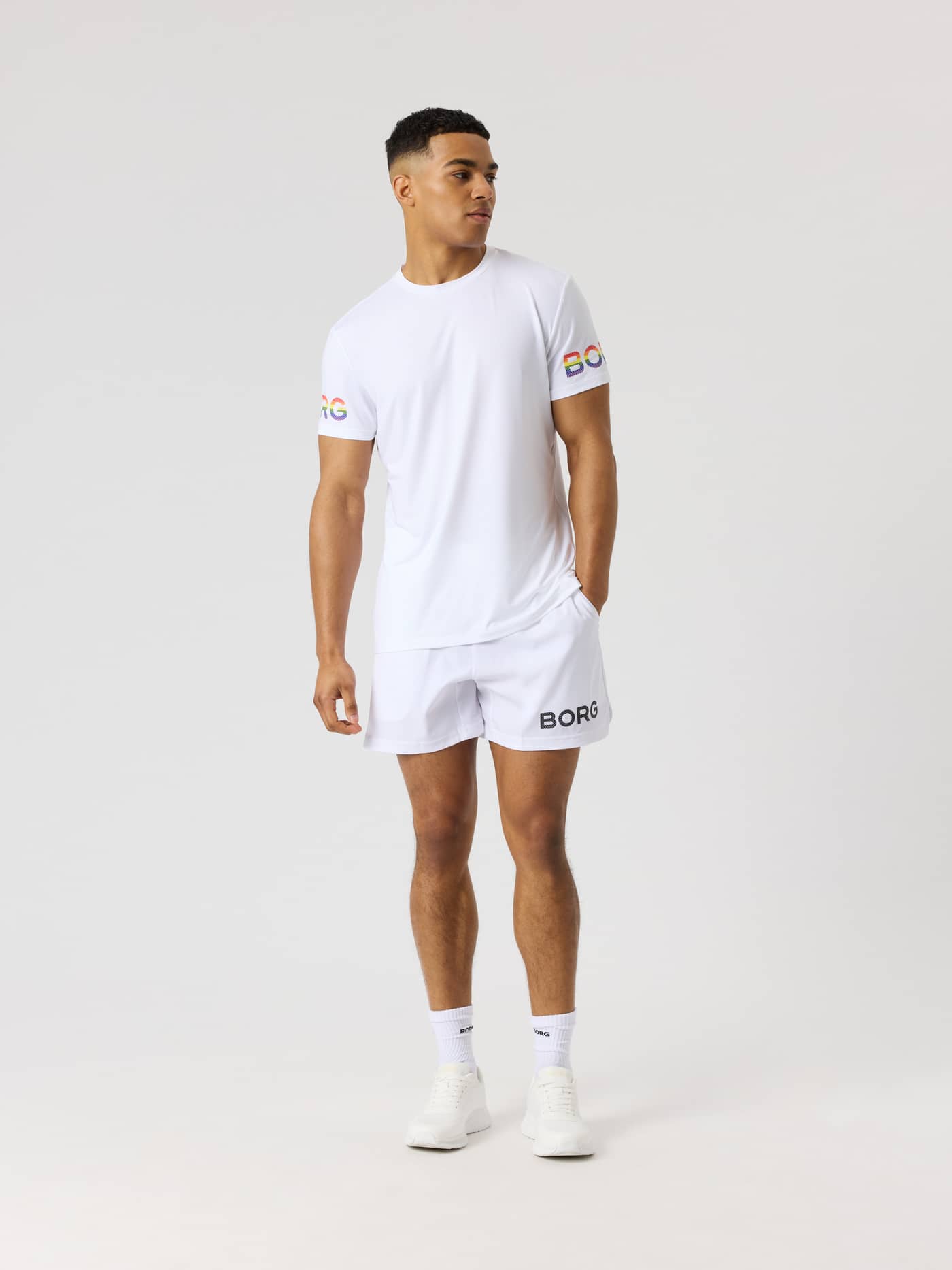 Funktionell Borg T-Shirt i Brilliant White (Vit) för herrar med regnbågsfärgade logotyper, perfekt för träning. - Image 3
