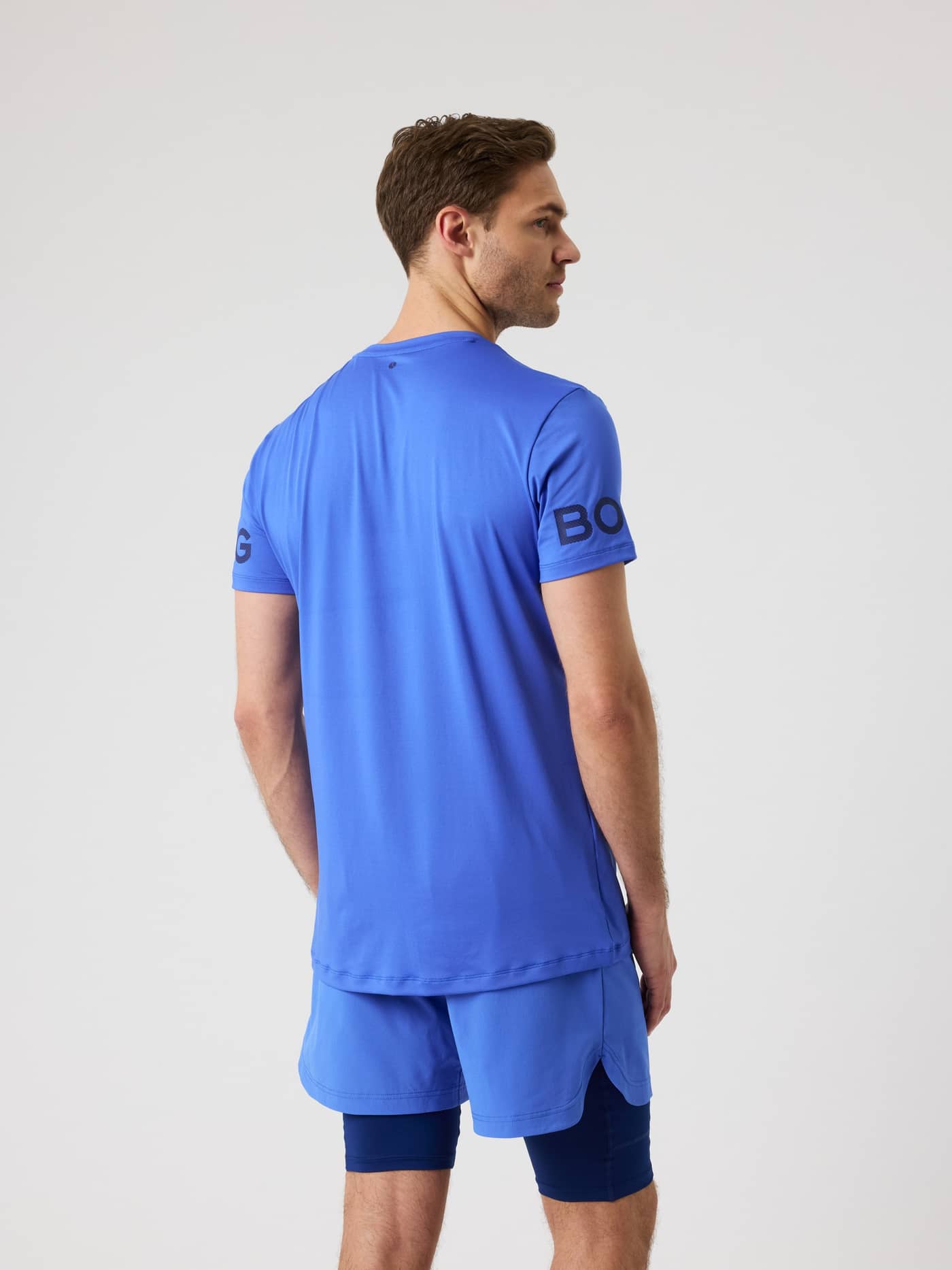 Borg T-Shirt i Amparo Blue (Blå) set bagfra med et mørkt, perforeret logo på ærmerne til funktionel træning. - Image 3