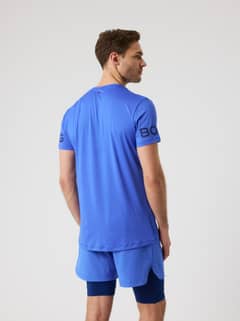 Borg T-Shirt i Amparo Blue (Blå) set bagfra med et mørkt, perforeret logo på ærmerne til funktionel træning. - Image 3