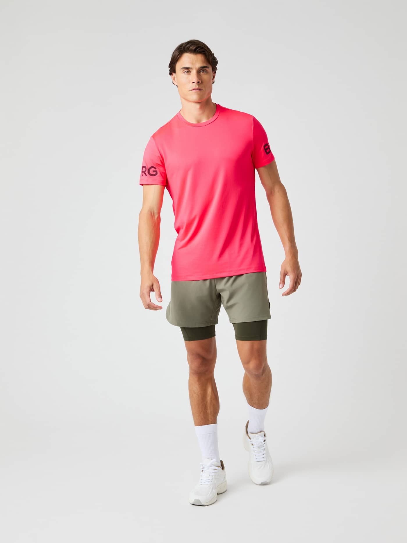Borg T-shirt i Diva Pink (Pink) set forfra på en model med grønne shorts til træning med fokus på funktionel stil. - Image 4