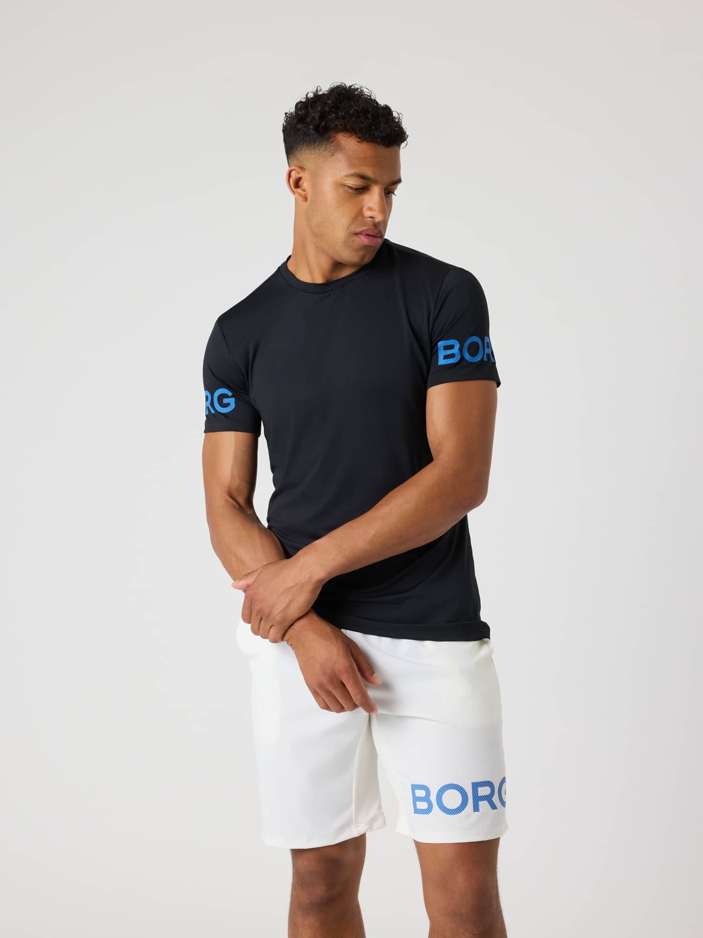 Borg T-Shirt i Black Beauty (Sort) med blå ærmelogoer, båret af en mand til funktionel træning og performance. - Image 4