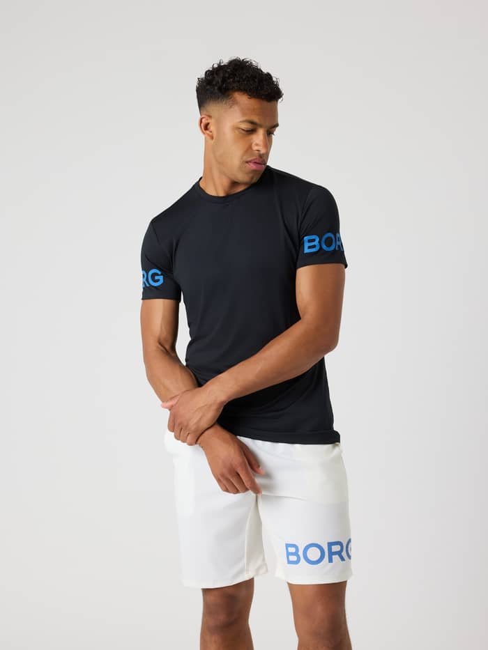 Borg T-Shirt i Black Beauty (Sort) med blå ærmelogoer, båret af en mand til funktionel træning og performance. - Image 4