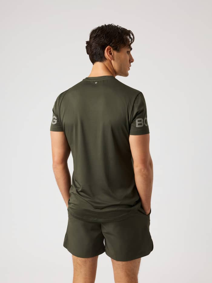 Achteraanzicht van het Borg T-Shirt in Rosin (Groen) met geperforeerde mouwlogo's voor training en tennis. - Image 3