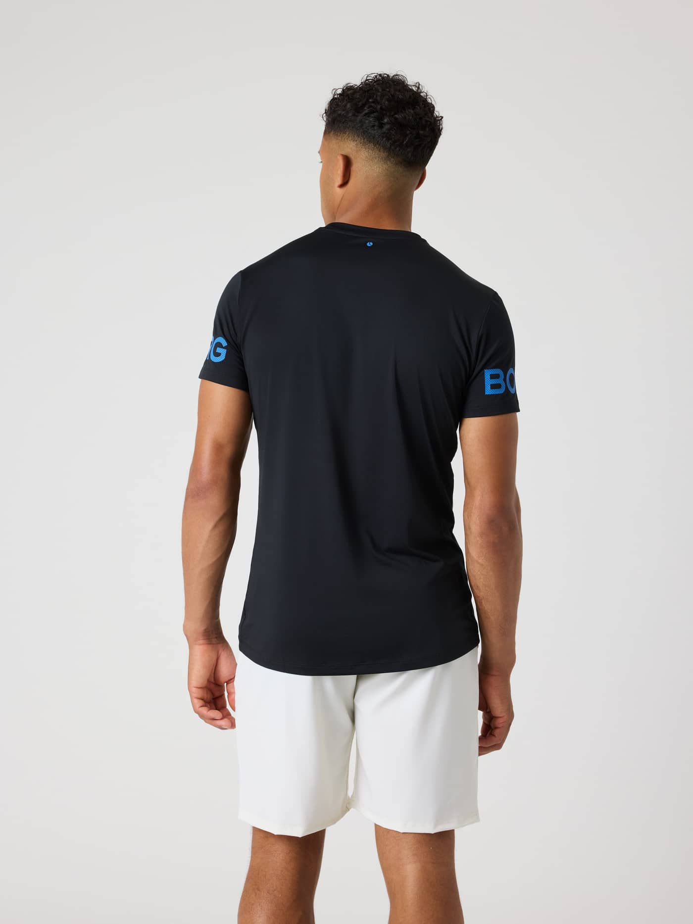 Borg T-Shirt i Black Beauty (Sort) set bagfra med blå ærmelogoer, der forener stil og funktion til træning. - Image 2