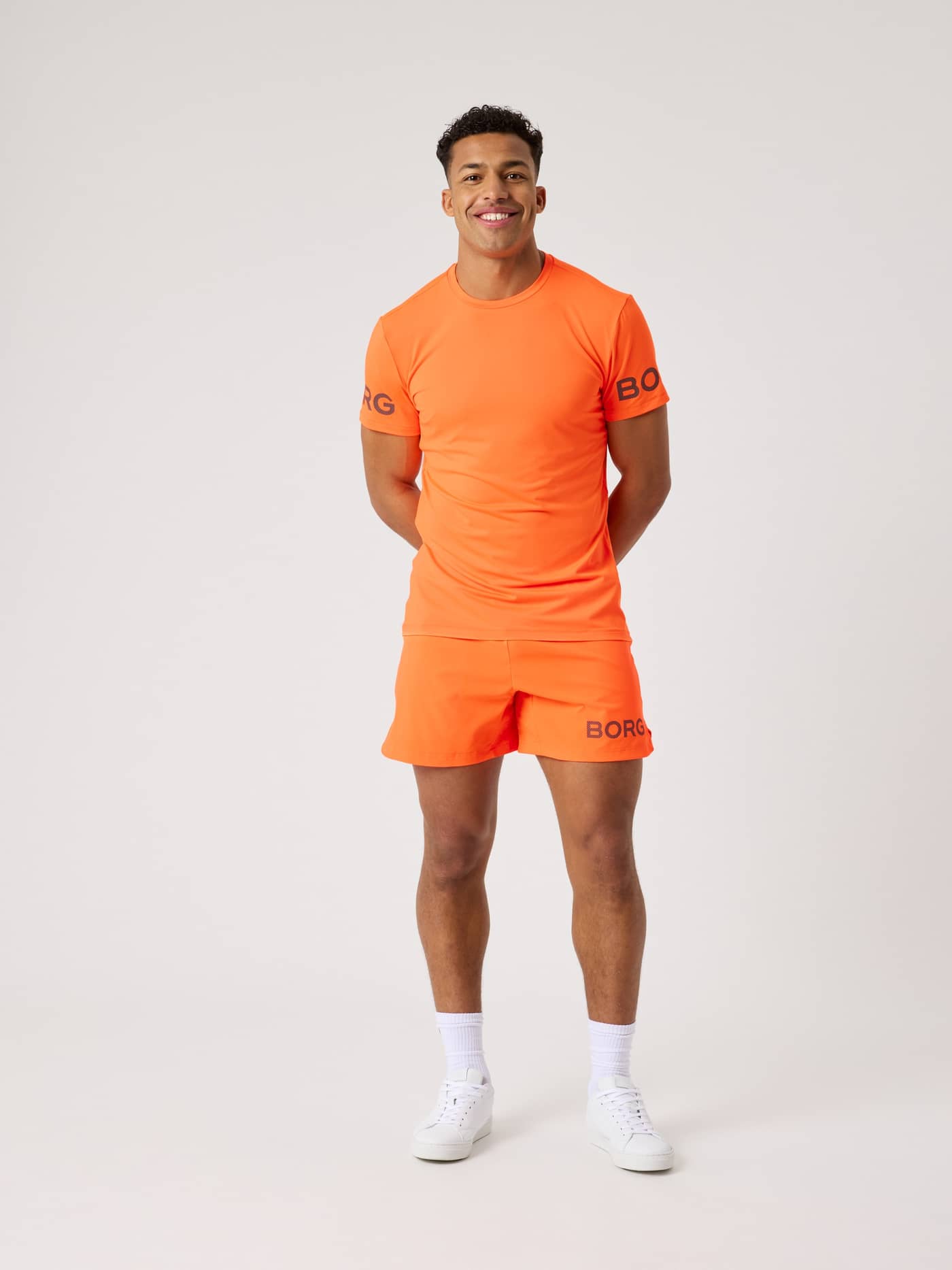 Borg T-Shirt i Shocking Orange (Orange) set forfra i fuld figur til funktionel performancetræning. - Image 3