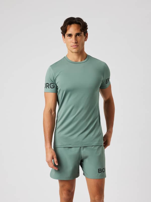 Model die het Borg T-Shirt draagt in Laurel Wreath (groen) tijdens de training.
