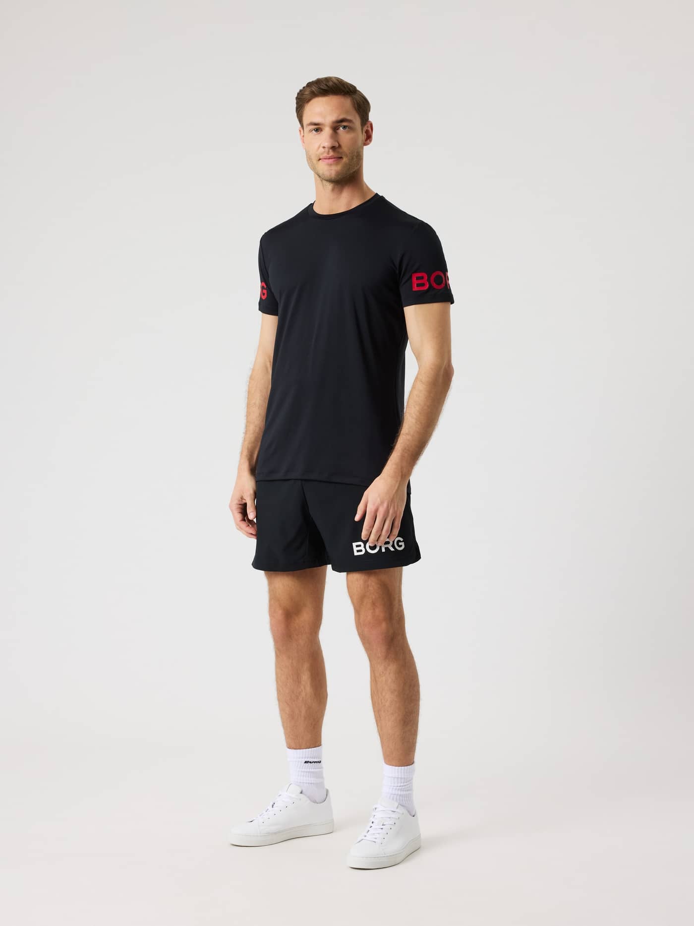 Borg T-Shirt i Black Beauty (Sort) set forfra i fuld figur, ideel til træning og tennis med røde logoer på ærmerne. - Image 3