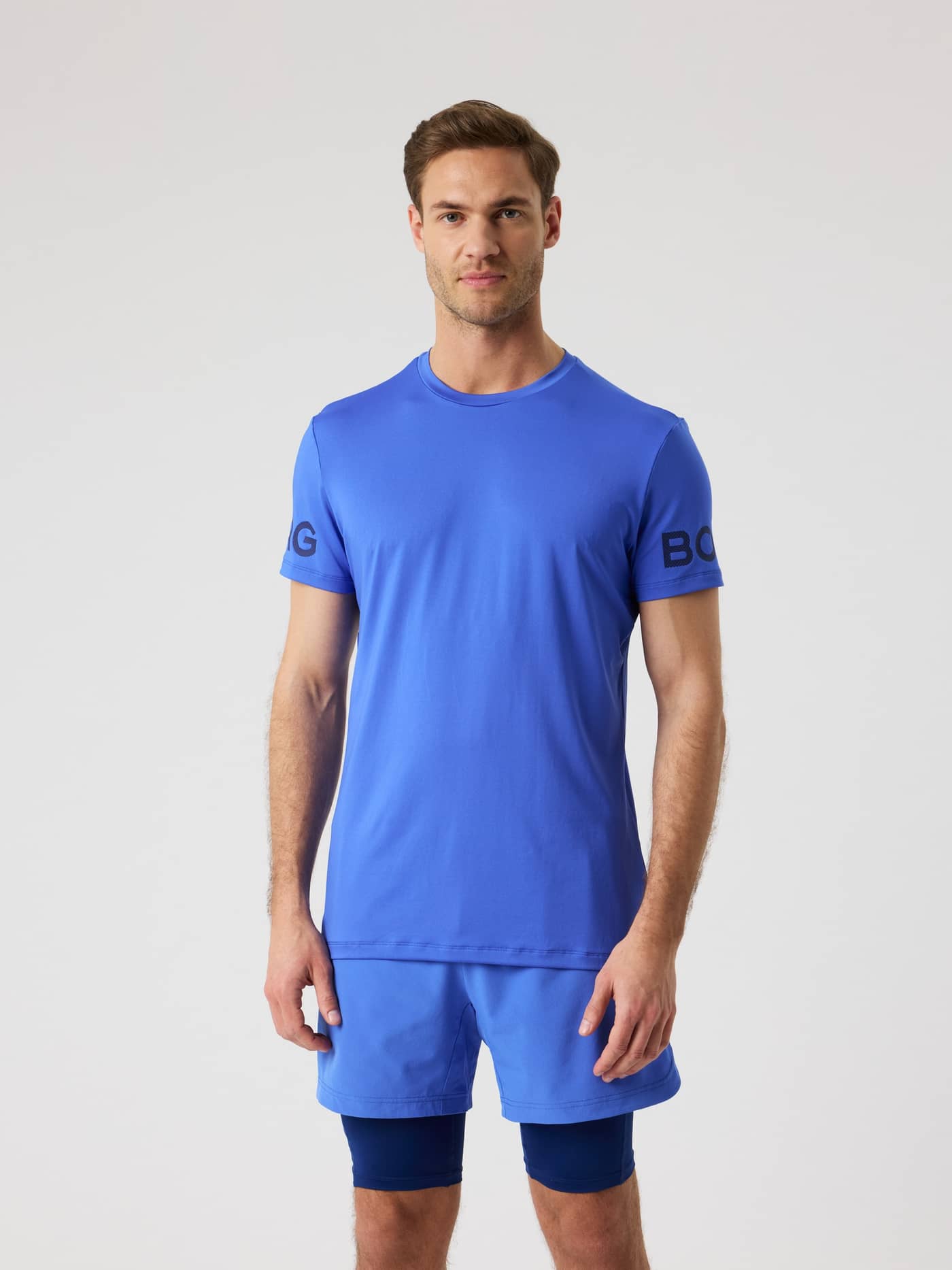 Borg T-Shirt i Amparo Blue (Blå) set forfra, en funktionel træningstop til mænd med logoer på ærmerne. - Image 2