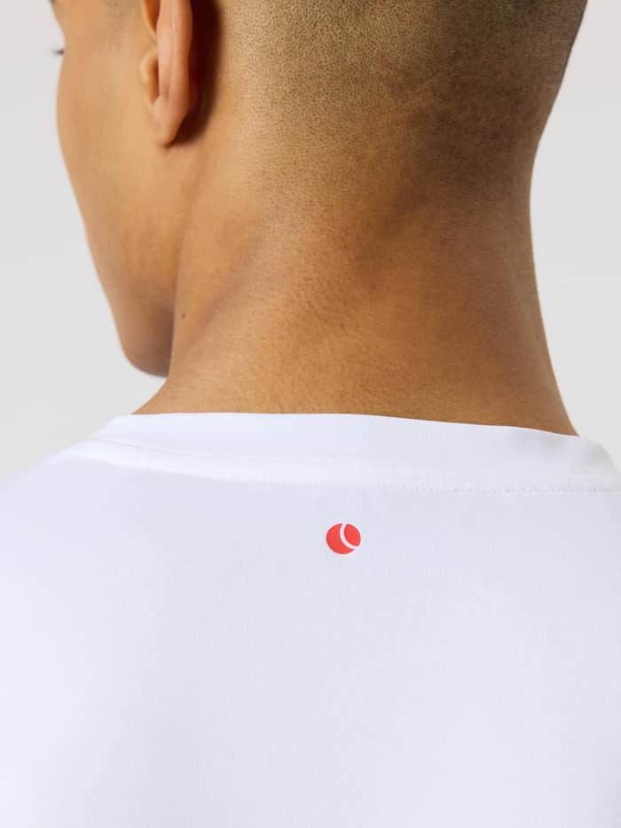 Nahaufnahme der Rückansicht des Borg T-Shirt in Brilliant White (Weiß) für das Training mit rotem Tennisball-Print. - Image 4