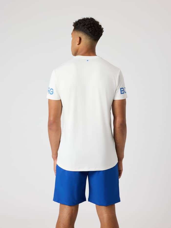 Borg T-Shirt i Tofu (Hvid) set bagfra med blå logoer på ærmerne, ideel til performance og træning. - Image 2