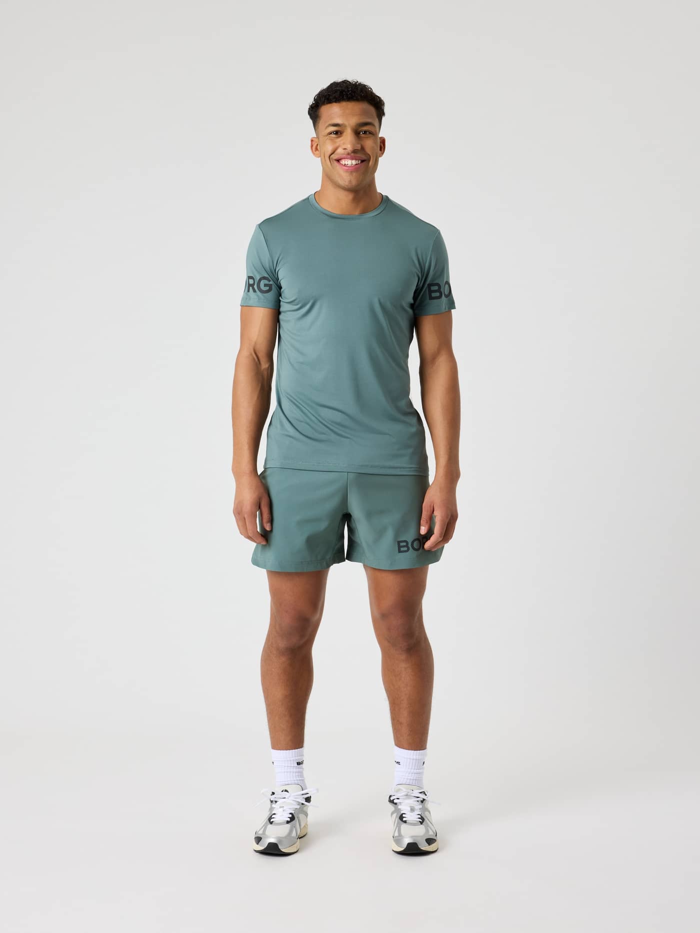 Borg T-Shirt i Balsam Green (Grøn) set forfra, en funktionel trænings- og tennisoverdel med sorte logoer. - Image 3