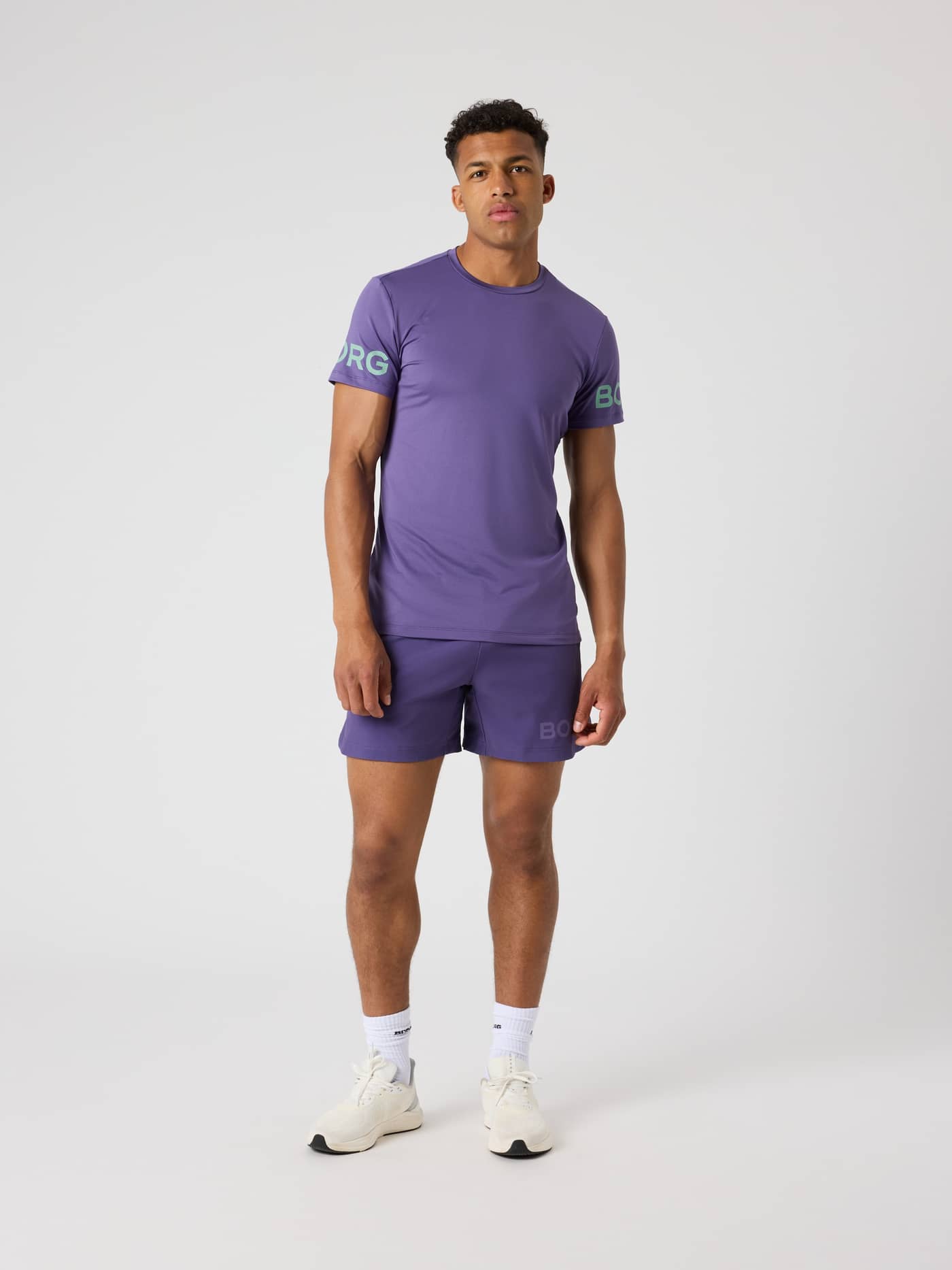 Borg T-shirt i Mystical (Lilla) set forfra på en mand med mintfarvede logoer og matchende træningsshorts til træning. - Image 3