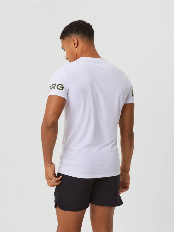 Achteraanzicht van het Borg T-Shirt in White Green Logo (Wit) met groene logo's voor tennis en training. - Image 3