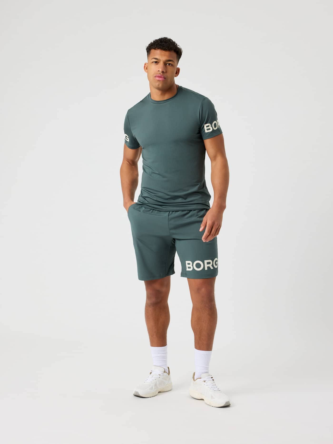 Borg T-Shirt i Urban Chic (Grøn) set forfra i fuld figur, en funktionel performance-tee til træning. - Image 3