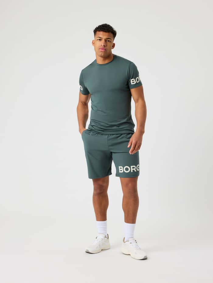 Borg T-Shirt i Urban Chic (Grøn) set forfra i fuld figur, en funktionel performance-tee til træning.