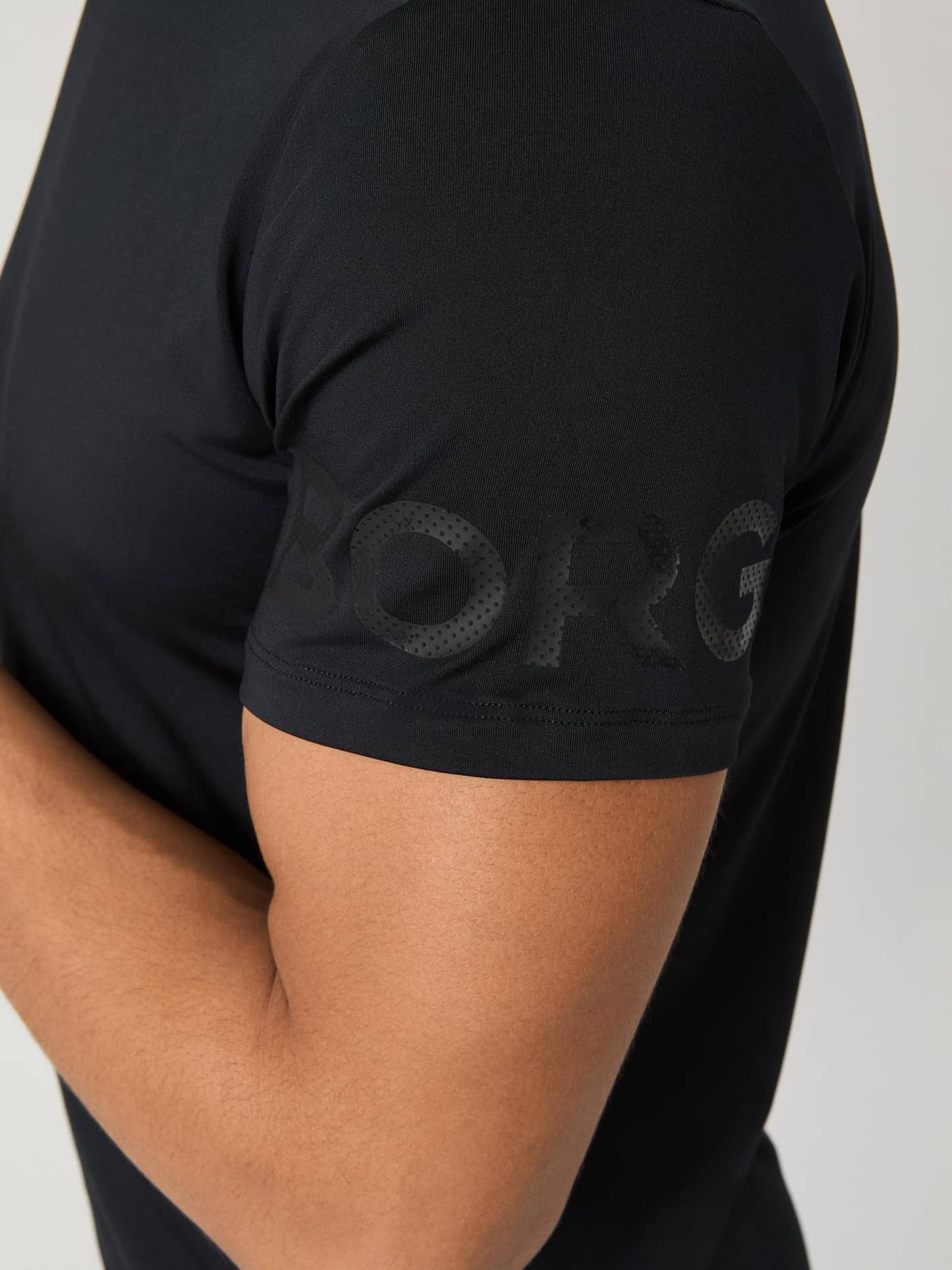 Borg T-Shirt i Black Tonal Logo (Sort) i nærbillede med et ikonisk sort BORG-logo på ærmet til træning. - Image 3