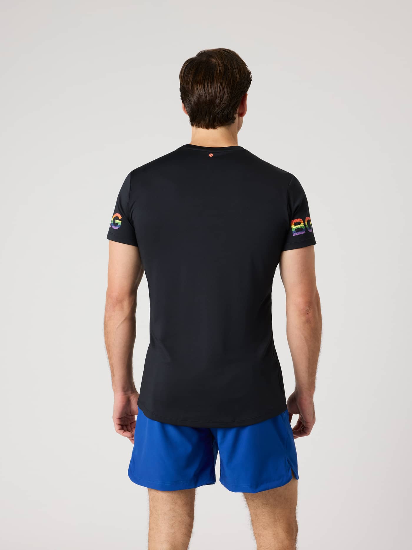 Rückansicht des funktionalen Borg T-Shirt in Black Beauty (Schwarz) für das Training mit Regenbogen-Logos auf den Ärmeln. - Image 4