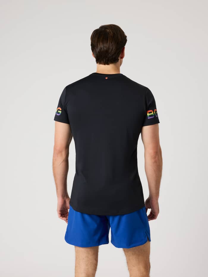 Rückansicht des funktionalen Borg T-Shirt in Black Beauty (Schwarz) für das Training mit Regenbogen-Logos auf den Ärmeln. - Image 4