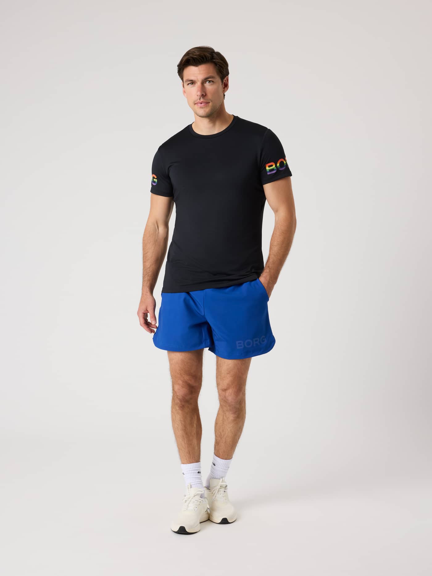 Vorderansicht eines Mannes im Borg T-Shirt in Black Beauty (Schwarz) mit Regenbogen-Logos für Training-Performance. - Image 5