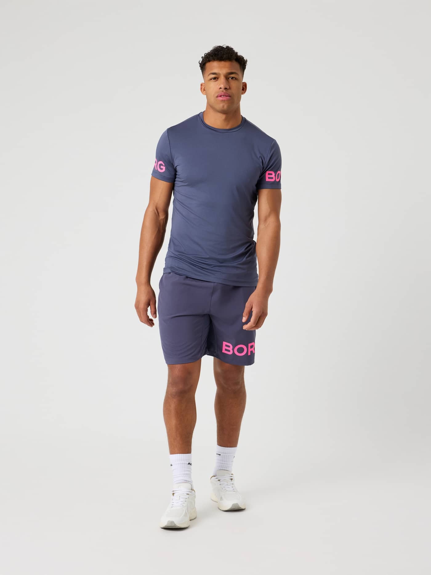 Borg T-Shirt i Odyssey Gray (Blå) set forfra med lyserøde logoer på ærmerne, ideel til træning og performance. - Image 3
