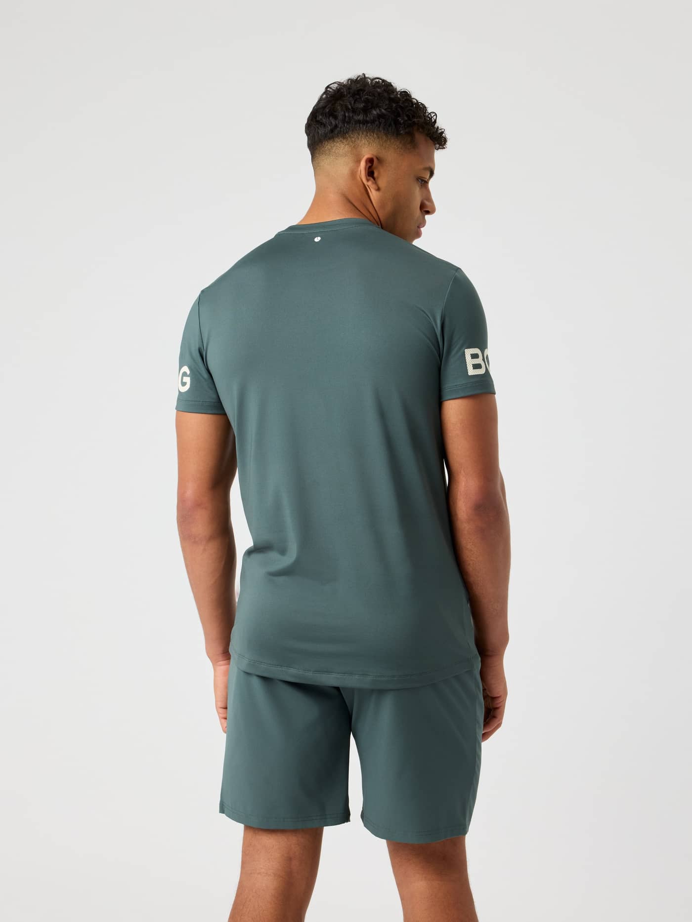 Borg T-Shirt i Urban Chic (Grøn) set bagfra med hvide logoer på ærmerne, skabt til performance og træning. - Image 2