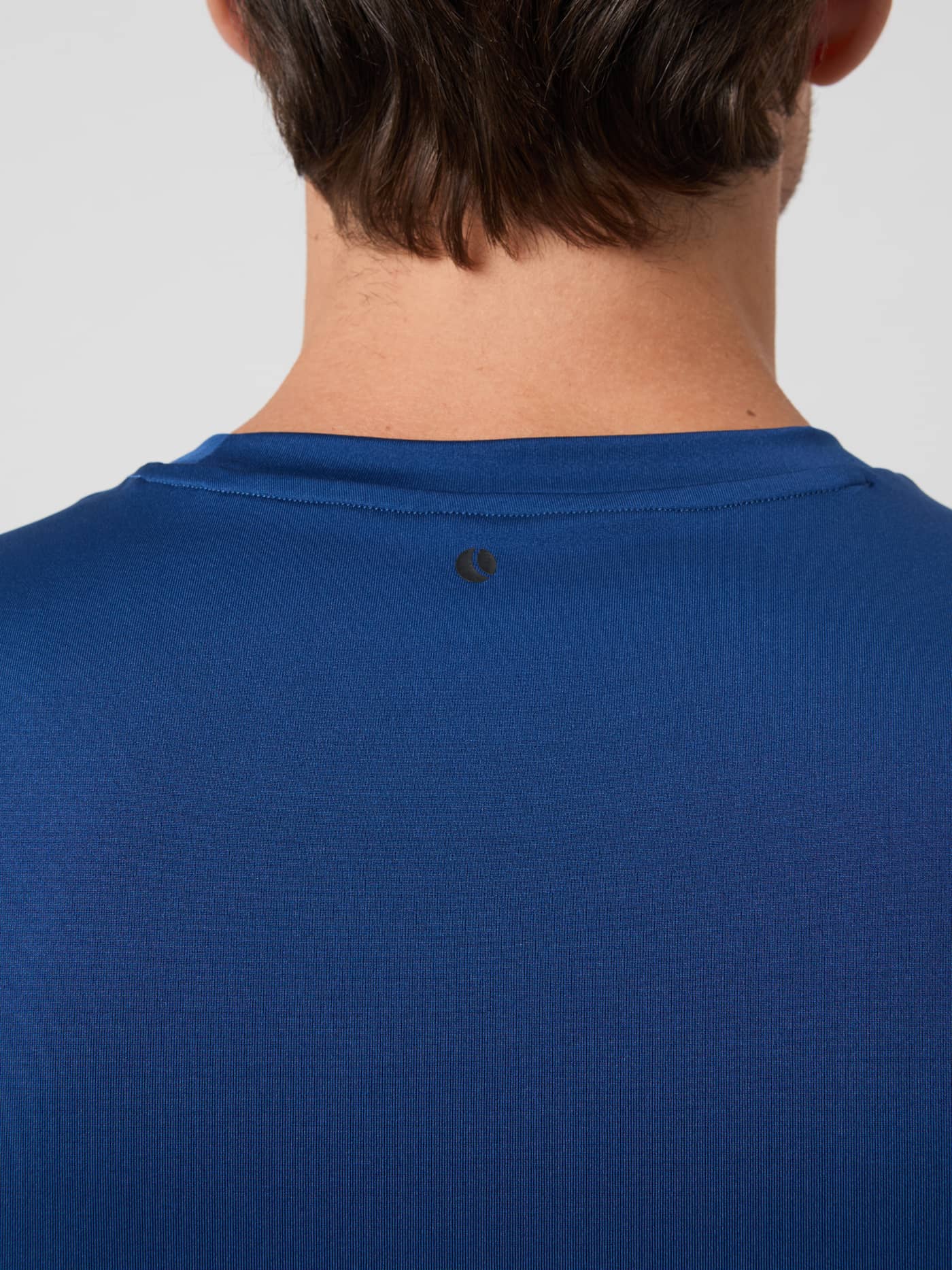 Borg T-Shirt i Estate Blue (Blå) set bagfra i nærbillede med et lille sort logo i nakken til træning. - Image 4