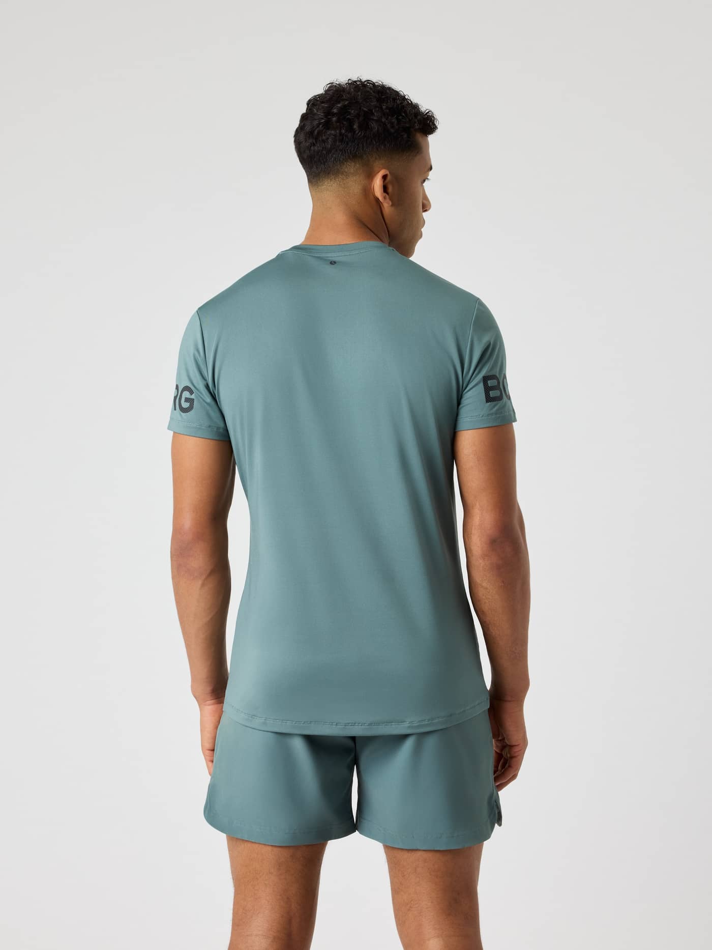 Borg T-Shirt i Balsam Green (Grøn) set bagfra med logoer på ærmerne, ideel til træning og tennis. - Image 2