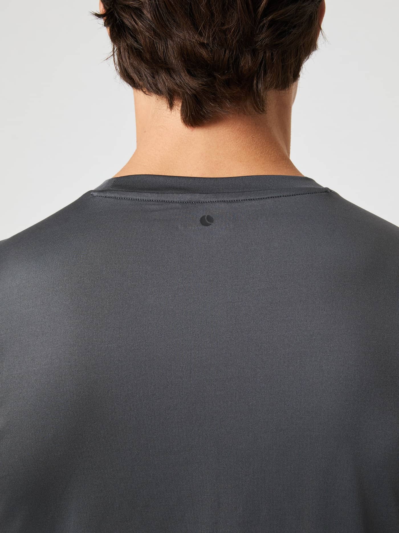 Close-up of the back collar and logo detail on the men's asphalt Borg T-Shirt. - Image 6
