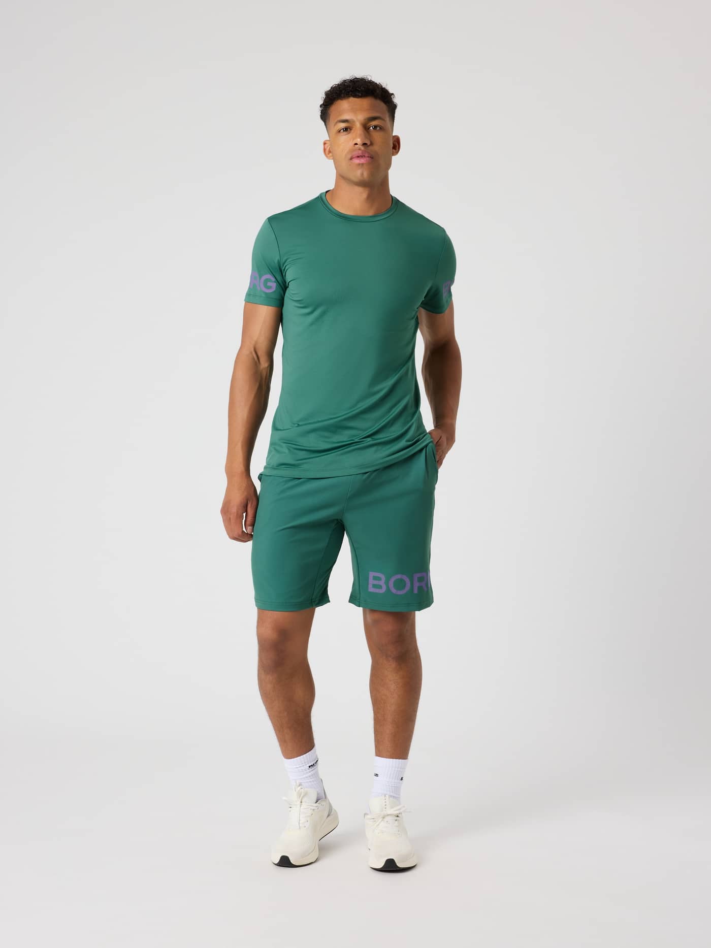 Borg T-Shirt i Mallard Green (Grøn) set forfra til træning i fuld figur med matchende sportsshorts. - Image 3
