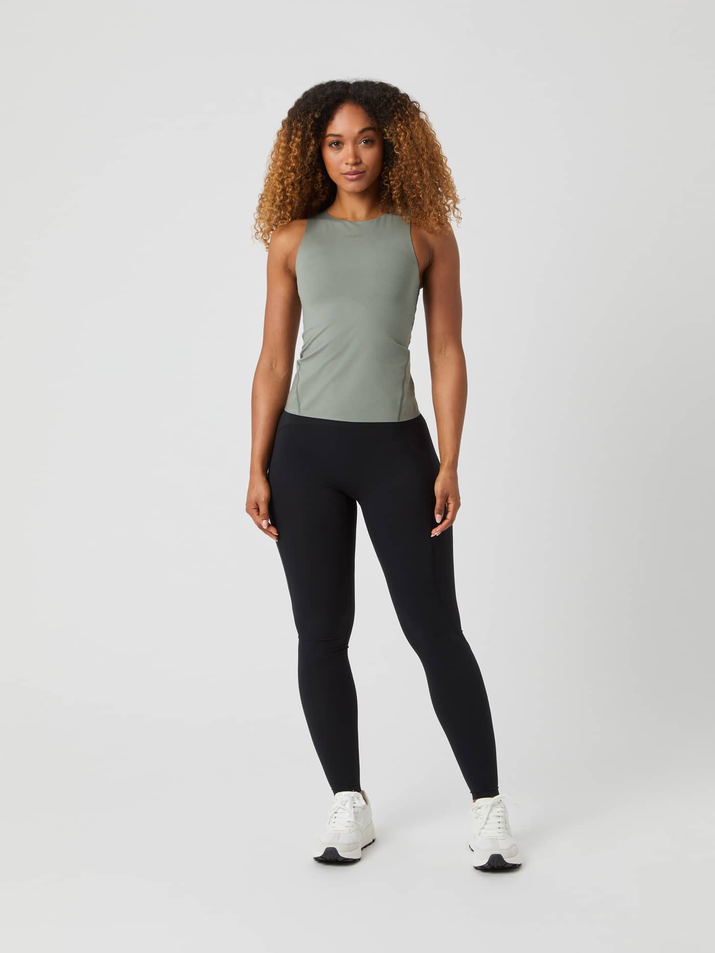 Björn Borg Studio 2 In 1 Tank Top in Agave Green (Groen) met een slim fit voor training, getoond in vooraanzicht. - Image 5