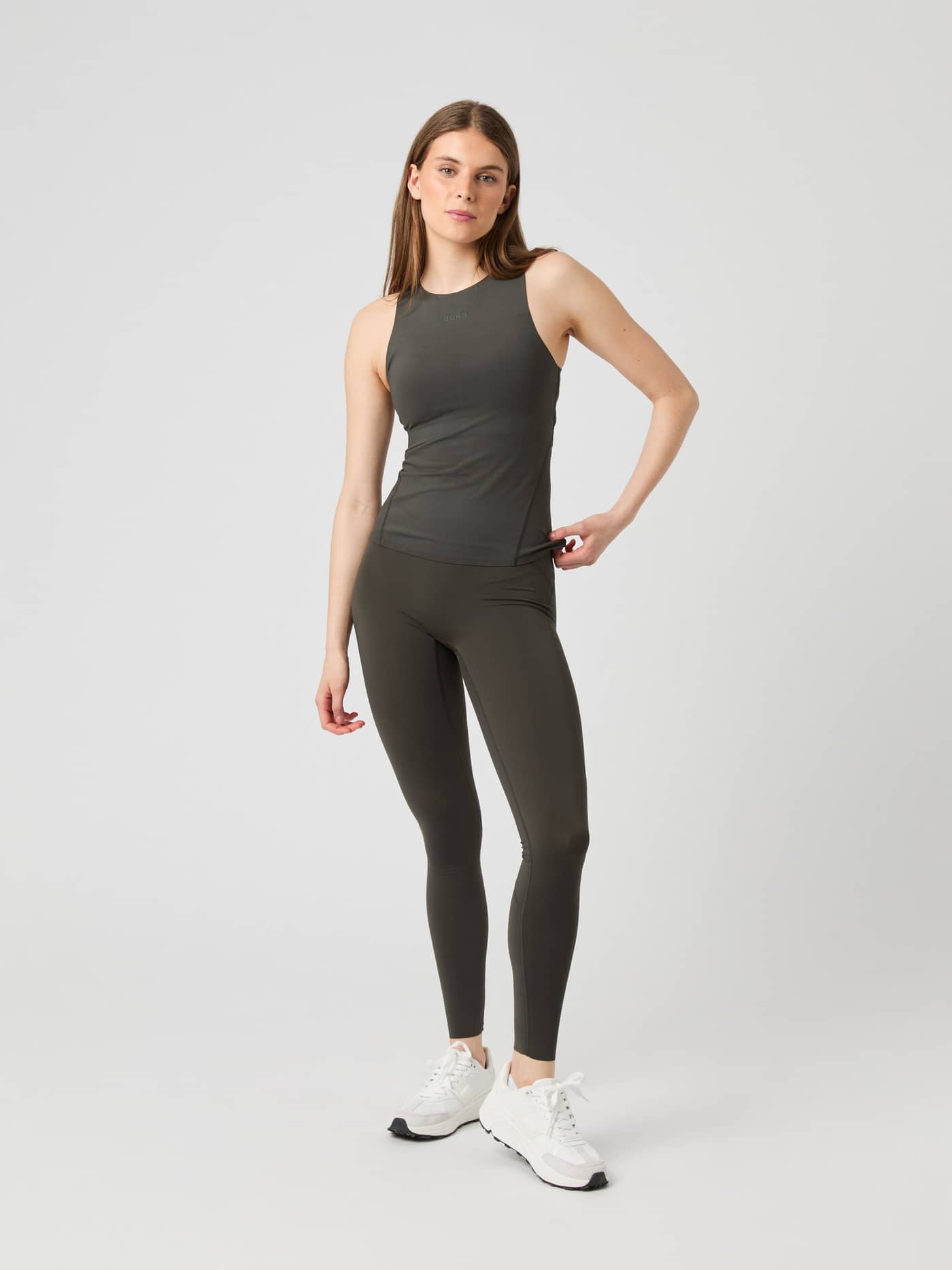 Studio 2 In 1 Tank Top i Peat (grønn) sett forfra som helfigur, en smal treningstopp med stilren passform. - Image 3