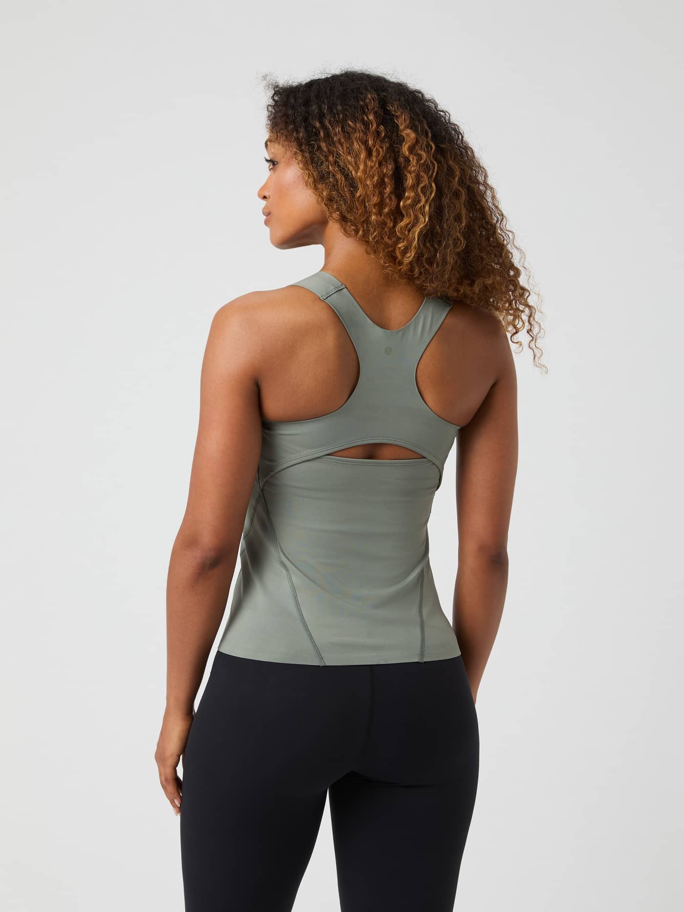 Achteraanzicht van de Studio 2 In 1 Tank Top in Agave Green (Groen) met racerback en een slim fit voor training. - Image 2